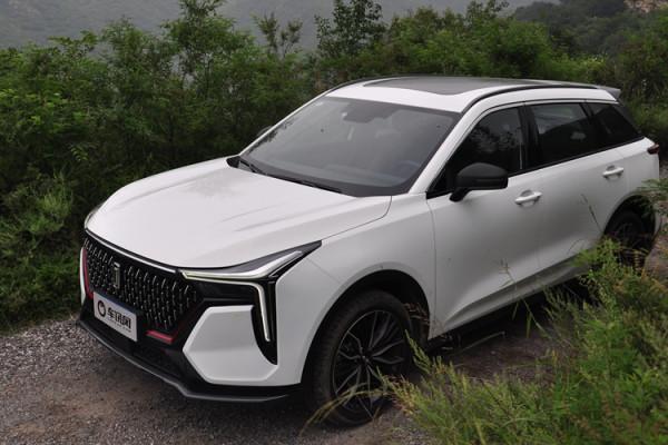 感受一汽奔騰T55:看上去很硬朗 其實非常舒適 感受一汽奔騰T55:看上去很硬朗 其實非常舒適