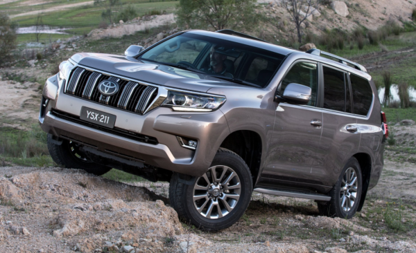 有點水就熄火，寶馬為何都是“旱鴨子”？英國小鎮口的這條路火了