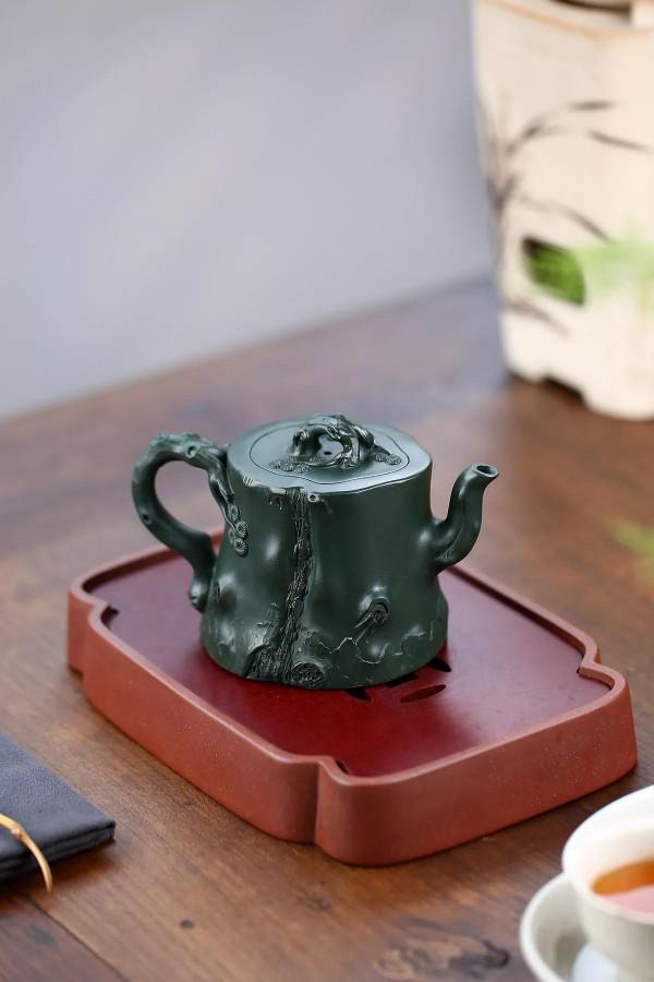 「梅樁壺」泥料：家藏原礦極品民國綠泥.300cc作者：陳順根