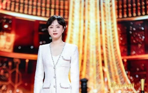 周迅登央視大變樣！穿西裝變&OpenCurlyDoubleQuote;央視臉&rdquo;徹底封神，同臺孫儷搶風頭