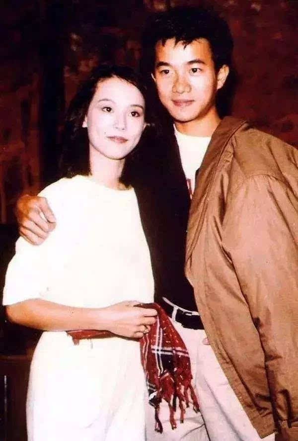 翁靜晶的“忘年戀”:“爹式”婚姻長達29年,張國榮曾為她著迷 翁靜晶的“忘年戀”:“爹式”婚姻長達29年,張國榮曾為她著迷