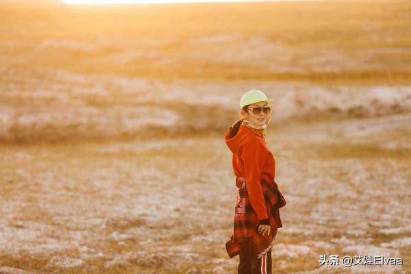 張敏罕見曬生活近照，穿連帽夾克戴小紅帽，53歲骨感過頭像小老太