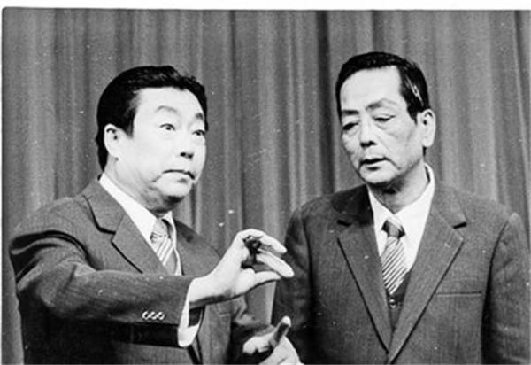 範振鈺葬禮:郭德綱、孟凡貴前來祭奠,16位徒弟跪別 範振鈺葬禮:郭德綱、孟凡貴前來祭奠,16位徒弟跪別