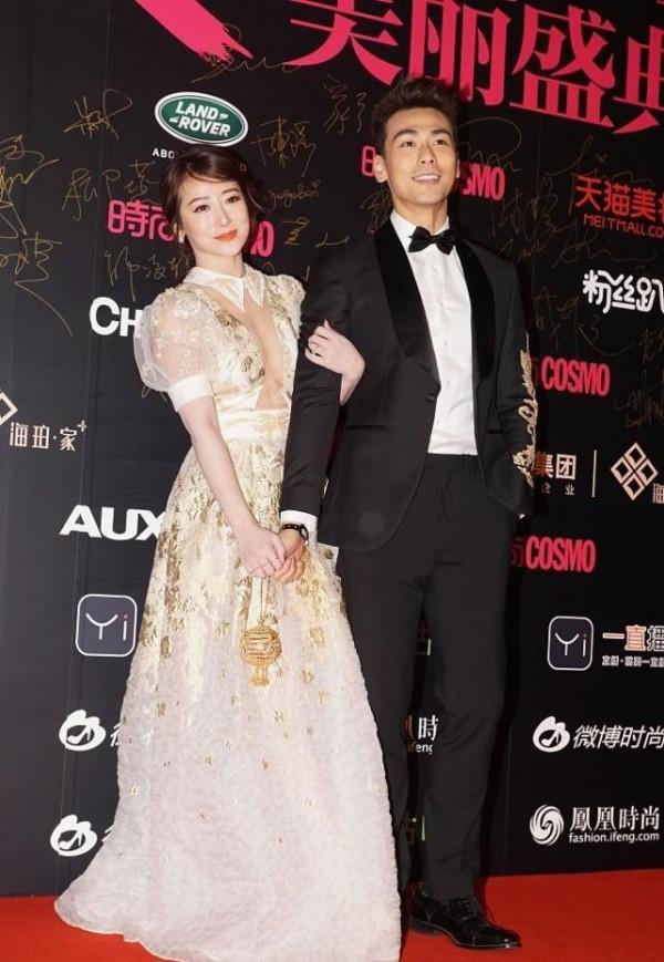 “姐弟戀”真挺幸福,陳紫函與小9歲老公並肩,打扮的年輕還透肉 “姐弟戀”真挺幸福,陳紫函與小9歲老公並肩,打扮的年輕還透肉