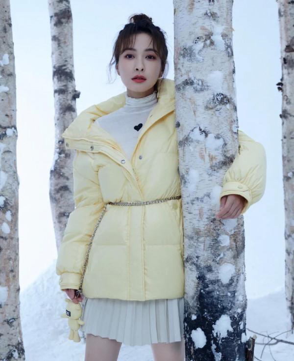 黃聖依、吳昕合拍封面大片！黃聖依溫婉又時尚，吳昕率性又前衛