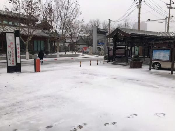 一家風雨無阻開了十幾年的炸油條小攤 一家風雨無阻開了十幾年的炸油條小攤