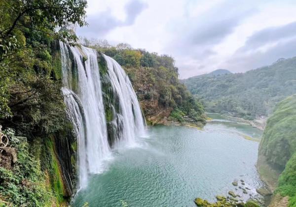 黃果樹瀑布冬季沒有枯流-瀑布壯觀、溪水清澈、岩石突兀