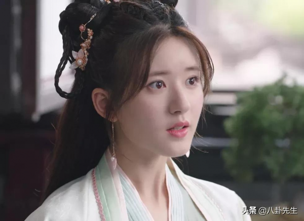 路人鏡頭下的女明星:劉詩詩唐嫣法令紋明顯,迪麗熱巴童瑤身材好 路人鏡頭下的女明星:劉詩詩唐嫣法令紋明顯,迪麗熱巴童瑤身材好