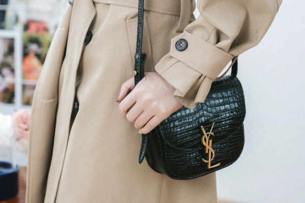 現在的品牌怎麼回事,這衣服也能賣2千? 現在的品牌怎麼回事,這衣服也能賣2千?