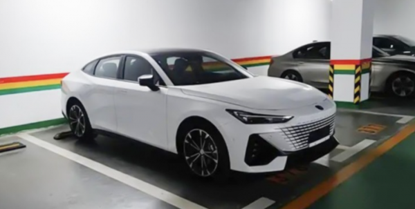 國產轎車顏值天花板？長安UNI-V真走心了，電動尾翼同級僅有