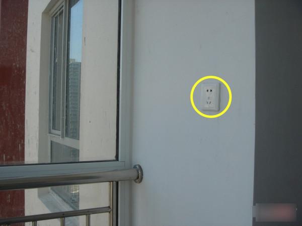 封陽臺裝扇玻璃窗，升降式隨時切換，物業來了就開啟，算不上違建