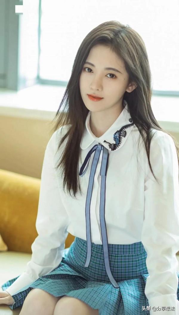 鞠婧禕現代裝美圖