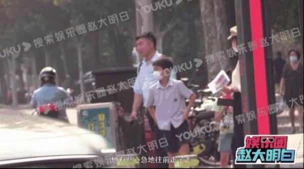 迴歸家庭？孫儷兩度現身接娃，裝扮低調時尚，女兒五官膚色隨鄧超