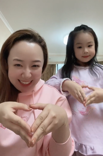 童星關凌罕曬二胎，母女倆長相像複製貼上，曾因賤養女兒感到愧疚