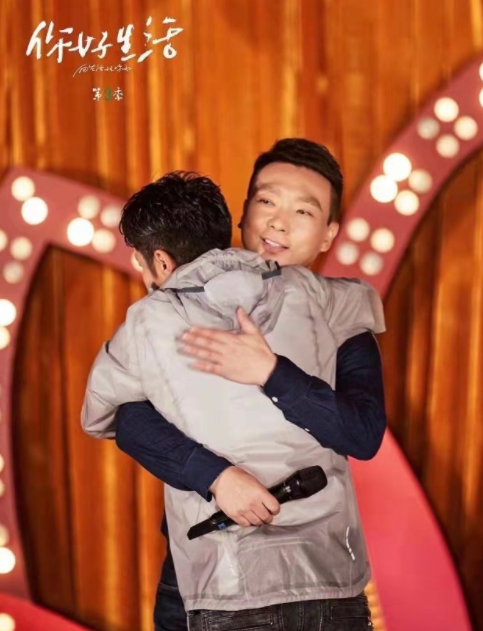 綜藝整治何炅崩潰大哭，央視主持撒貝南康輝受牽連，鏡頭全被剪