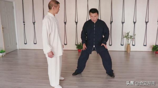 太極單手側面纏絲功是一種複合勁，攻防一起，防守與攻擊同時發動