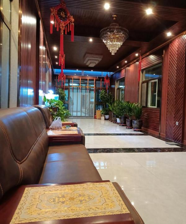 內蒙阿拉善草原戈壁遊玩，途經吉蘭泰鹽湖小鎮