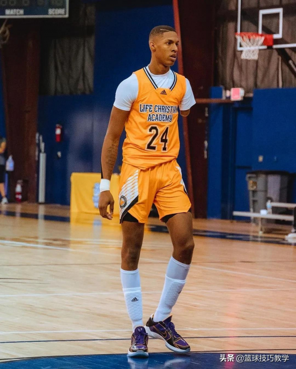 6歲截肢17歲單臂奪下扣籃冠軍！伊曼紐爾可能成為NBA首位獨臂球員