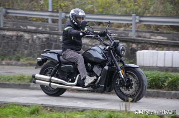 國產最大排量，900cc巡航車騎後感？28L油箱，無鑰匙啟動