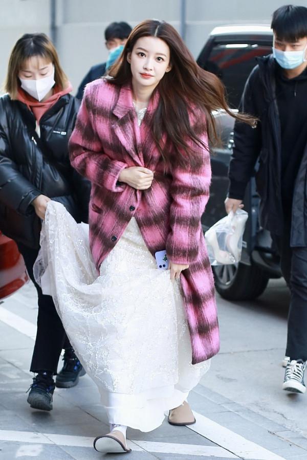 央視文聯春晚錄製：張藝興有“大佬”風範，唐藝昕和周翊然再聚首