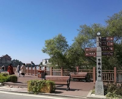 湖北一定要去的景區，常年煙霧繚繞，峰頂聳入雲表