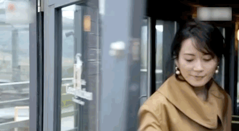 追求“V”字臉的明星真的是“少時不懂方臉好，到了中年才醒悟”