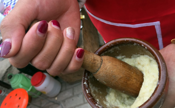 山西美女到農村賣特色小吃，純手工製作，出了本地其他地方吃不到