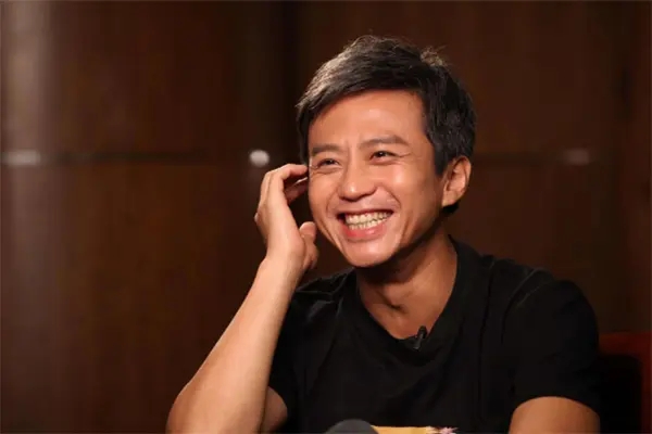 鄧超：把丈母孃當成親媽孝順，街頭混子改邪歸正，登上人生巔峰