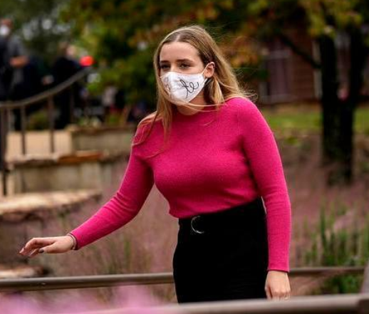 拜登最寵的孫女:20歲穿紫衣貴氣有氣場,不輸特朗普的女兒伊萬卡 拜登最寵的孫女:20歲穿紫衣貴氣有氣場,不輸特朗普的女兒伊萬卡