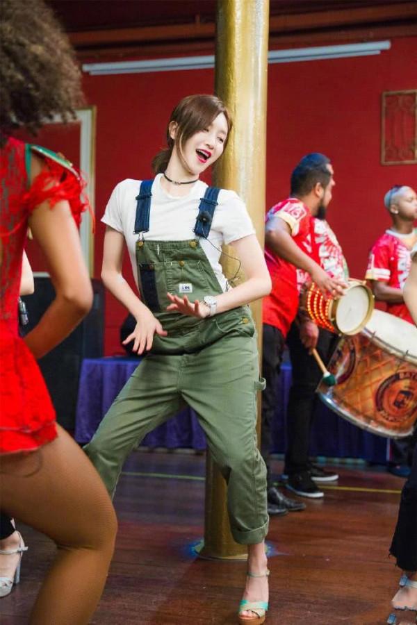 江疏影難得粉嫩一回，看到下半身我無語，這腿是真實存在的嗎？