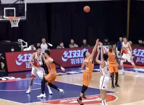 大鯊魚外援狀態復甦，富蘭克林打出“三雙”，助上海男籃贏下江蘇隊