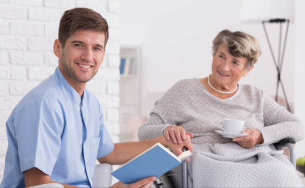 54歲男人哭訴:給75歲大媽做住家保姆,雖然工資高,但我卻想走人 54歲男人哭訴:給75歲大媽做住家保姆,雖然工資高,但我卻想走人