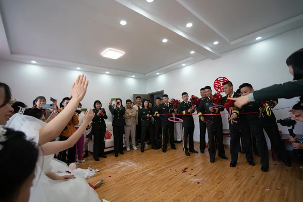 浪漫軍婚:軍車當婚車,嫁人就嫁軍隊好兒郎 浪漫軍婚:軍車當婚車,嫁人就嫁軍隊好兒郎