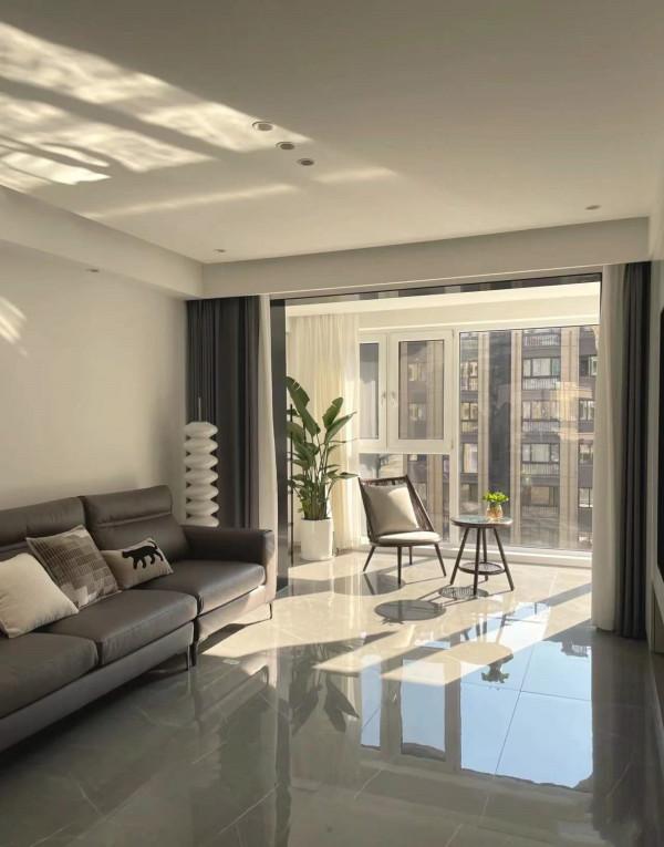 她家全屋大白牆，簡約又大方，電視牆做櫃子，飄窗改吧檯，真明智