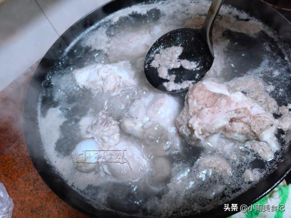 小時候在農村，一殺豬就等著吃這一口，什麼調料都不加，原汁原味