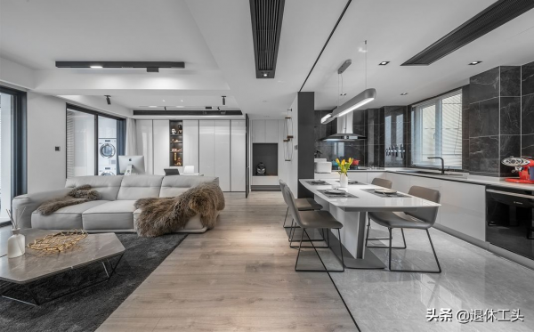 崇尚自由的業主，運用白灰色裝飾，創造精緻的生活空間