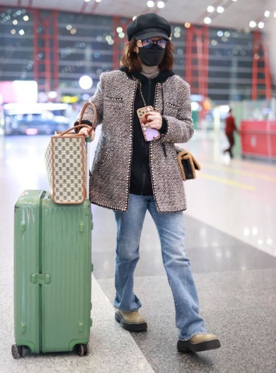 吳昕一點沒有明星包袱，穿小香風疊穿衛衣+高領衫，為保暖拼了