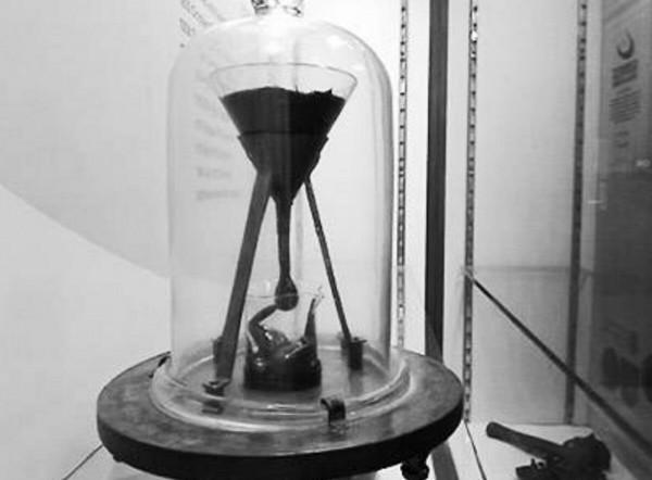 “熬死了”兩位教授，持續九十多年的瀝青滴落實驗，意義何在？