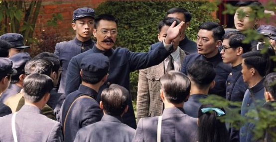 英雄照相時已經犧牲，妻子用肩膀頂住他，才拍下這張“全家福”