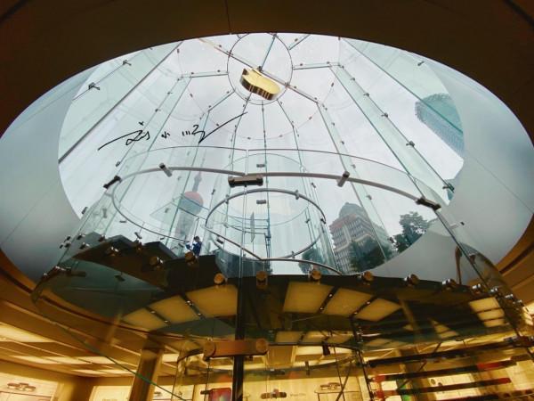 上海第一家蘋果專賣店，就在東方明珠旁邊，被譽為最美蘋果專賣店