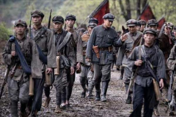 八路軍的綁腿那麼醜，為什麼還要綁！老兵：這是救命的東西