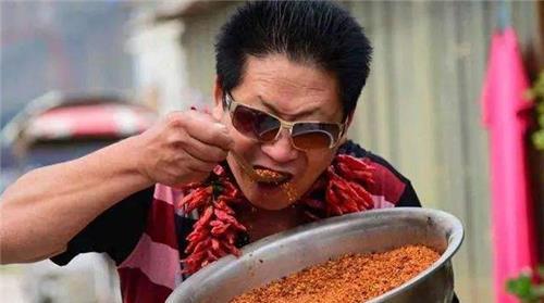 “中國辣王”李永志，一天吃5斤辣椒配高度白酒，如今已失去笑容