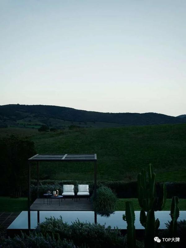 B&;B Italia 以巧妙的塗鴉藝術向經典致敬 B&;B Italia 以巧妙的塗鴉藝術向經典致敬