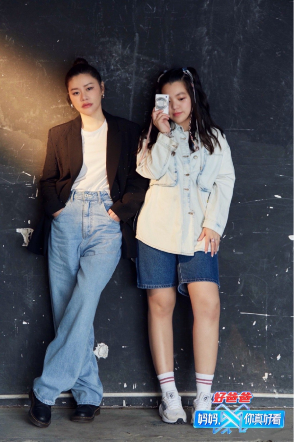 鍾鎮濤妻子慶生眾星捧月，一家5口同框她穿襯衫穩坐C位，真幸福