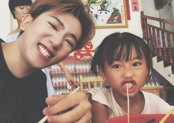 變形計暴躁農村女孩：被親媽拋棄，被城市哥哥當親妹妹，寵成公主