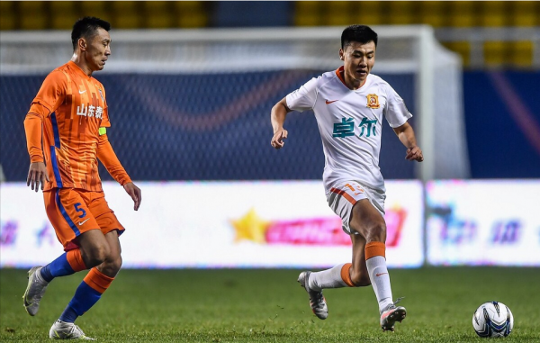 武漢隊完敗泰山,本土中鋒離奇錯失必進球,球迷:他只會虐菜 武漢隊完敗泰山,本土中鋒離奇錯失必進球,球迷:他只會虐菜