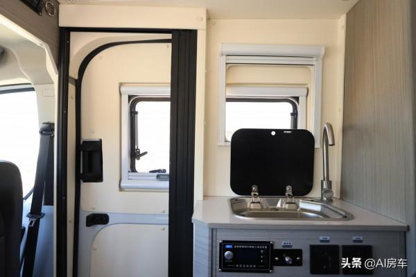 一車就能搞定吃、住、通勤？大通V90房車，4座1床，移動的公寓房