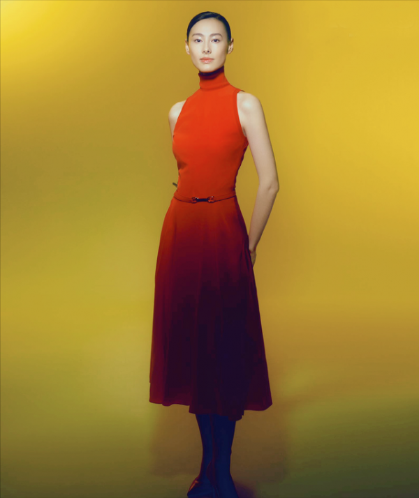 頂級名媛梁洛施顏值絕了！穿露背亮片裙跟名導拍大片，女人味爆棚