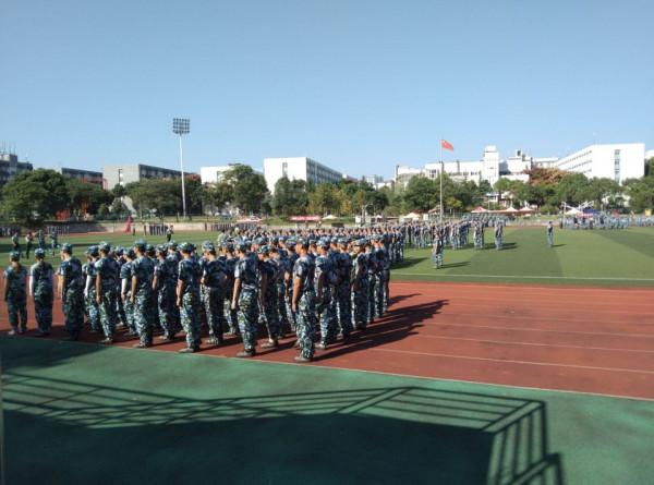 當中秋和軍訓撞了個滿懷