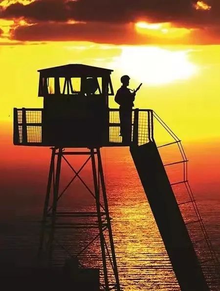 潮頭聽濤｜藍盔&OpenCurlyDoubleQuote;記者&rdquo;的戰地手記